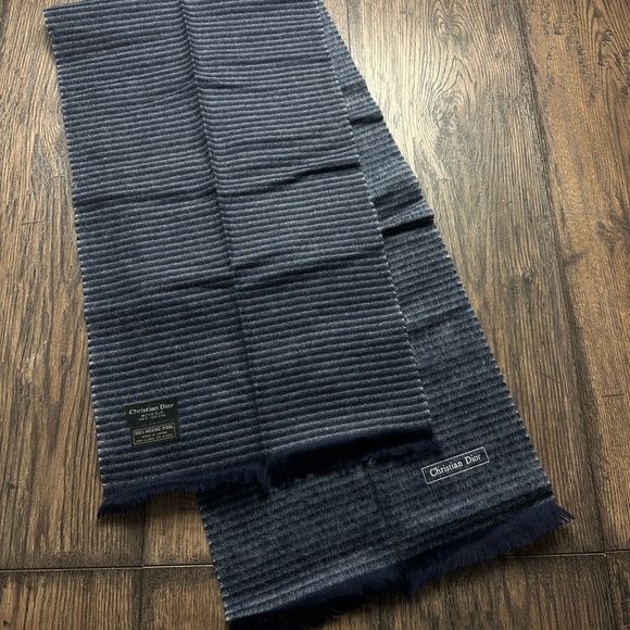 Elegant and timeless vintage Christian Dior Monsieur scarf - Picture 2 of 8